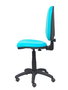 Chaise de bureau Aýna avec mécanisme Contact permanent de base, rembourrée en simili cuir couleur turquoise. Équipée d'une base en polyamide noir, sans accoudoirs et avec roulettes pour parquet.