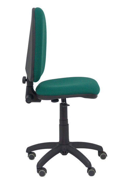 Chaise de bureau Aýna avec mécanisme de contact permanent de base, rembourrée de tissu vert bouteille. Équipée d'une base en polyamide noir, sans accoudoirs et avec des roulettes pour parquet