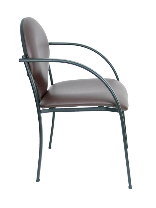 Silla Hellín tapizada con Similpiel color Marrón oscuro. Brazos fijos