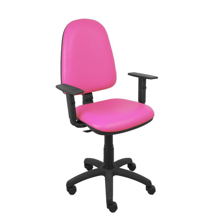 Chaise de bureau Aýna avec mécanisme Contact permanent de base, rembourrée en simili cuir rose. Équipée d'une base en polyamide noir, d'accoudoirs 1D et de roulettes en nylon de 50 mm. Chaise de bureau Aýna avec mécanisme Contact permanent de base, rembourrée en simili cuir rose. Équipée d'une base en polyamide noir, d'accoudoirs 1D et de roulettes en nylon de 50 mm.