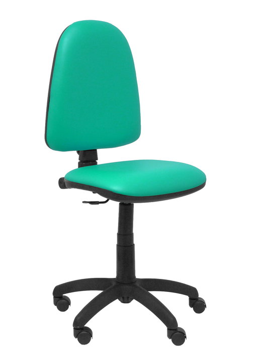 Chaise de bureau Aýna avec mécanisme Contact permanent de base, rembourrée en simili cuir couleur turquoise. Équipée d'une base en polyamide noir, sans accoudoirs et de roulettes en nylon de 50 mm. Chaise de bureau Aýna avec mécanisme Contact permanent de base, rembourrée en simili cuir couleur turquoise. Équipée d'une base en polyamide noir, sans accoudoirs et de roulettes en nylon de 50 mm.