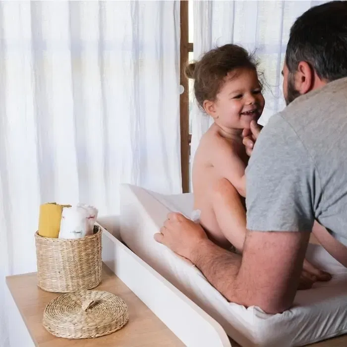 BÉABA Sofalange Matelas à Langer Incliné à 16° Blanc Made in France – Limite les Reflux, Housse Antibactérienne et Imperméable, Concept Breveté (75 x 18 x 46 cm)