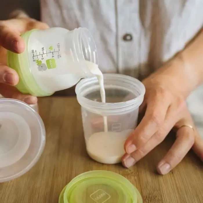 MAM Pots de conservation pour lait maternel et aliments bébé, 120 ml, lot de 5, gradués et stérilisables, compatibles tire-lait MAM