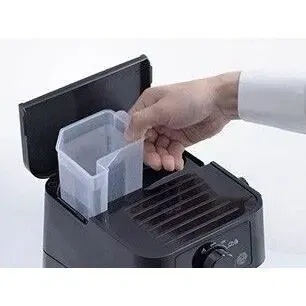 Delonghi EC235.BK Stilosa Machine à Expresso Noir avec Buse à Vapeur, Filtre 1/2 Tasses Compatible ESE et Grille Égouttoir 2 en 1