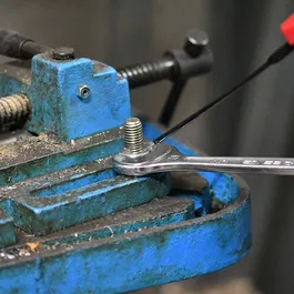 Facom Dégrippant-Lubrifiant Aérosol Multi-fonctions 400 ml - Agent de pénétration, Anti-Rouille, Hydrophobe, Buse Multiposition