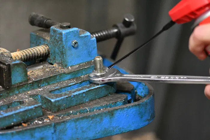 Facom Dégrippant-Lubrifiant Aérosol Multi-fonctions 400 ml - Agent de pénétration, Anti-Rouille, Hydrophobe, Buse Multiposition