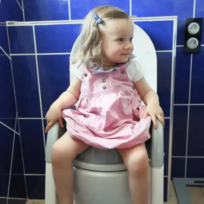 Thermobaby Réducteur de WC KIDDYLOO© Gris Charme - Ultra astucieux, ludique, hygiénique, avec pieds réglables et marche antidérapante - Facile à nettoyer et à ranger