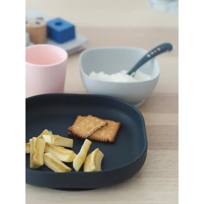 Beaba Coffret Repas en Silicone Night Blue - Assiette, Bol, Verre et Cuillère avec Ventouse pour Bébé dès 4 mois