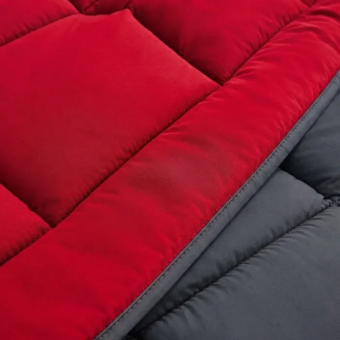 Toison D'Or Couette Légère d'Été en Microfibre, 200 g/m2, Modèle Hudson, Gris et Rouge, 140 x 200 cm, Garnissage Polyester, Enveloppe Douce Toison D'Or Couette Légère d'Été en Microfibre, 200 g/m2, Modèle Hudson, Gris et Rouge, 140 x 200 cm, Garnissage Polyester, Enveloppe Douce