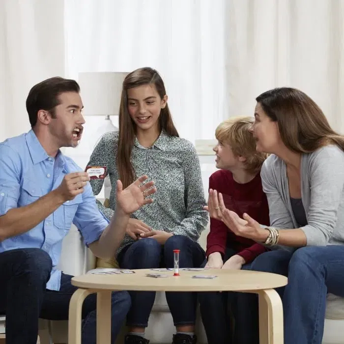 Hasbro Gaming Mâche-Mots Enfants contre Parents - Jeu de société familial en français - Ambiance et devinettes pour enfants à partir de 8 ans