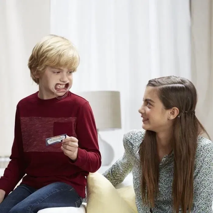 Hasbro Gaming Mâche-Mots Enfants contre Parents - Jeu de société familial en français - Ambiance et devinettes pour enfants à partir de 8 ans