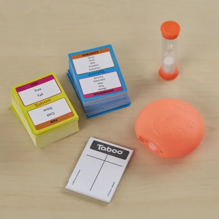 Hasbro Gaming Taboo Enfants contre Parents - Jeu de société de réflexion et plateau pour famille, version française