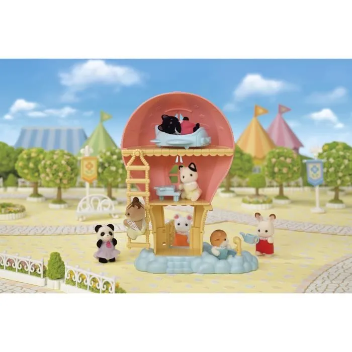 Sylvanian Families - La Montgolfière des Bébés - Figurine Bébé Chat Rose avec Pataugeoire, Arrosoir, Piano et Lit Avion - Jeu d'Imagination pour Enfants dès 3 ans