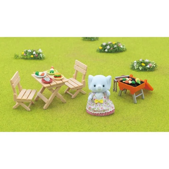 Sylvanian Families - Figurine La fille éléphant et son set de pique-nique avec 23 pièces (barbecue, brochettes, meubles, aliments) - Figurine miniature pour enfants