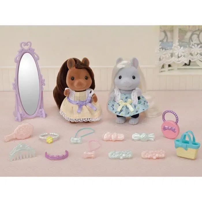 Sylvanian Families - Les amis poney et leurs kits de coiffure : 2 figurines, miroir, brosse, sacs et accessoires Sylvanian Families - Les amis poney et leurs kits de coiffure : 2 figurines, miroir, brosse, sacs et accessoires