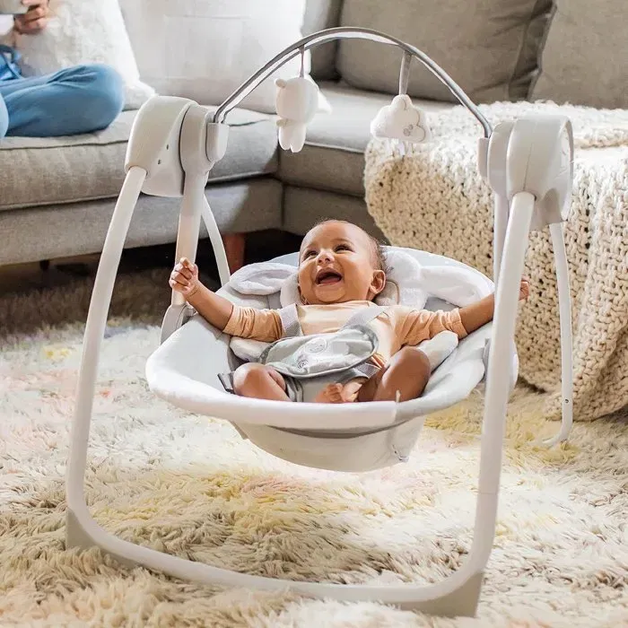 Ingenuity Balancelle électrique pliable pour bébé Comfort 2 Go Portable Swing - 6 vitesses, 12 mélodies, arche de jouets amovible Petit Mouton