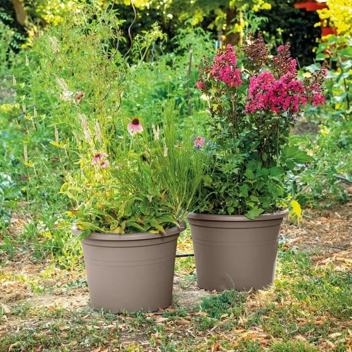 Deroma Pot de Fleurs Rond Day R Camel - 69 L, 60 x H 41.8 cm, Taupe - Percé, Résistant au Gel et UV, Pour Extérieur en Matière Recyclée