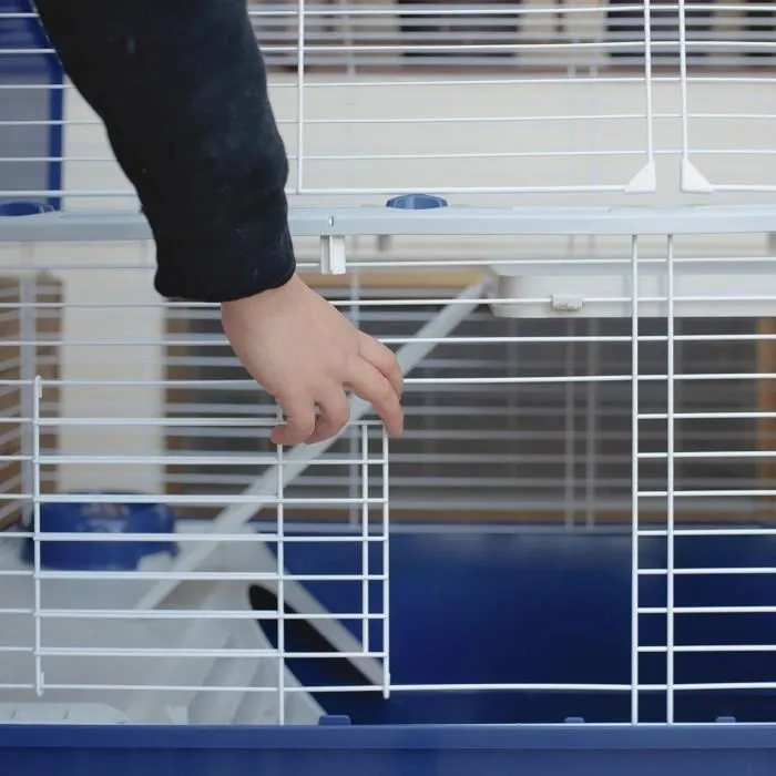 Ferplast Cage Barn 80 pour Lapins 78 * 48 * 65 cm - Habitat Spacieux en Forme de Grange avec Mangeoire, Râtelier, Abreuvoir et Maisonnette