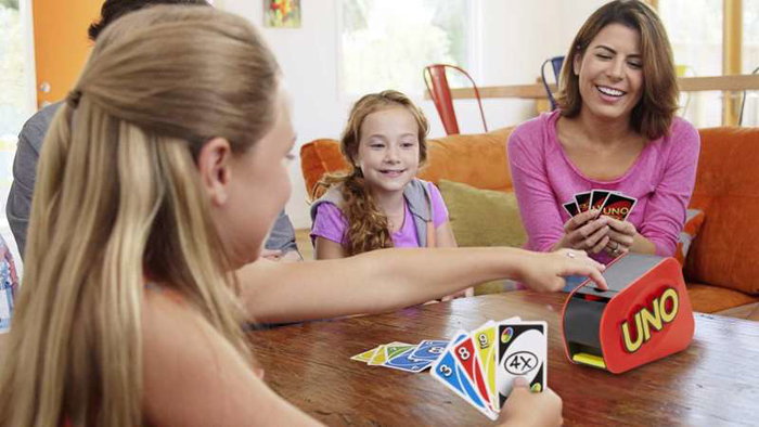 Mattel Games UNO Extreme avec distributeur de cartes Mattel Games UNO Extreme avec distributeur de cartes