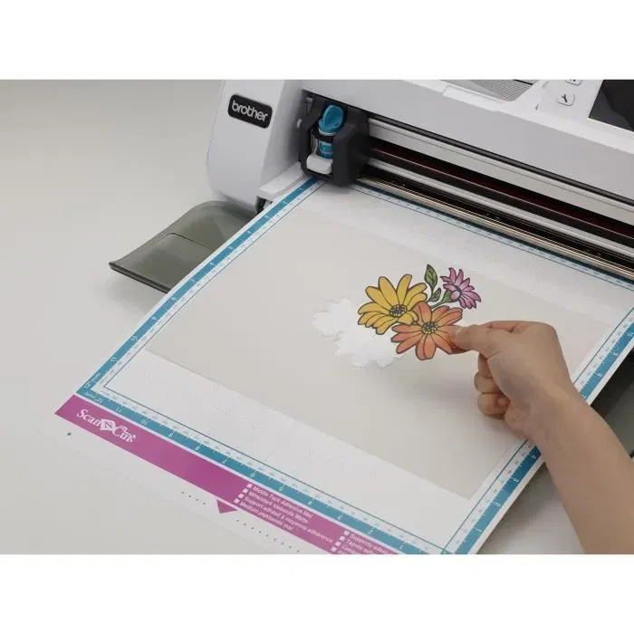 Brother CM300 - Machine de découpe et traçage personnelle Scan'n'cut avec scanner 300 DPI, pour papier et tissu, motifs intégrés