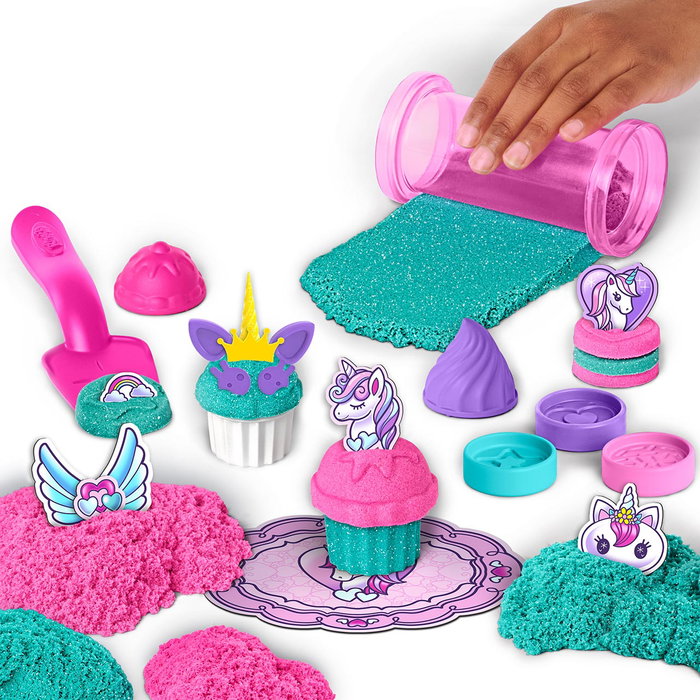 Spin Master Kinetic Sand Pasteleria Unicornio - 453g de Sable, 3 Moules et 15 Accessoires, Jeu Créatif dès 3 Ans