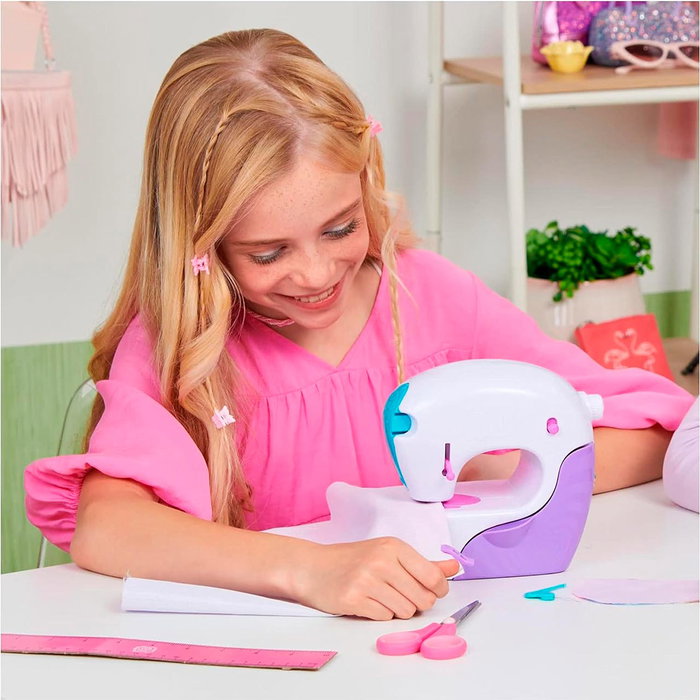 Spin Master Cool Maker Machine à Coudre Stitch'N Style pour Débutants - Kit Création Accessoires Mode (6 Projets) - Réf. 6063925/125978 Spin Master Cool Maker Machine à Coudre Stitch'N Style pour Débutants - Kit Création Accessoires Mode (6 Projets) - Réf. 6063925/125978