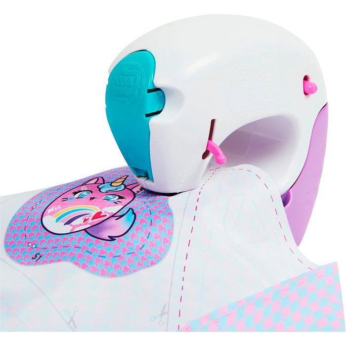 Spin Master Cool Maker Machine à Coudre Stitch'N Style pour Débutants - Kit Création Accessoires Mode (6 Projets) - Réf. 6063925/125978 Spin Master Cool Maker Machine à Coudre Stitch'N Style pour Débutants - Kit Création Accessoires Mode (6 Projets) - Réf. 6063925/125978