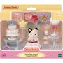 Sylvanian Families Figurine miniature 5646 - Fille chat bicolore et son goûter d'anniversaire, 25 accessoires, jouet pour enfant dès 3 ans, garantie 2 ans