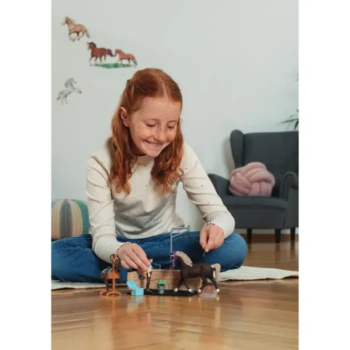 Schleich 42438 HORSE CLUB - Coffret Laverie Emily et Luna pour Chevaux, Jouet Figurine Écurie avec 19 Pièces Incluses dont 1 Cheval, Enfant 5 Ans et Plus