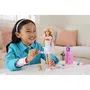 Barbie Coffret Voyage HJY18 avec Poupée, Chiot et 14 Accessoires pour Inventer des Histoires autour du Monde