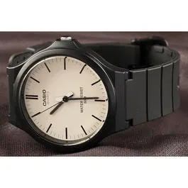 Casio Montre mixte MW-240-7EVEF, boitier et bracelet en resine noir, mouvement quartz, etancheite 5 Atm, design classique