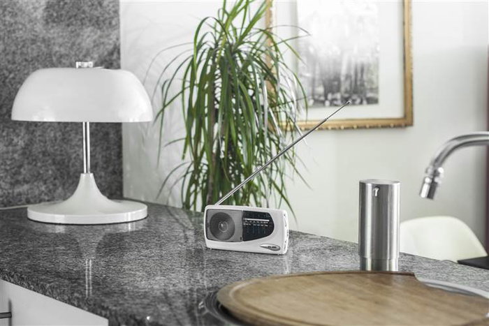 Radio portative Elbe RF-52-SOB en blanc avec tuner analogique FM/AM, haut-parleur intégré et antenne télescopique