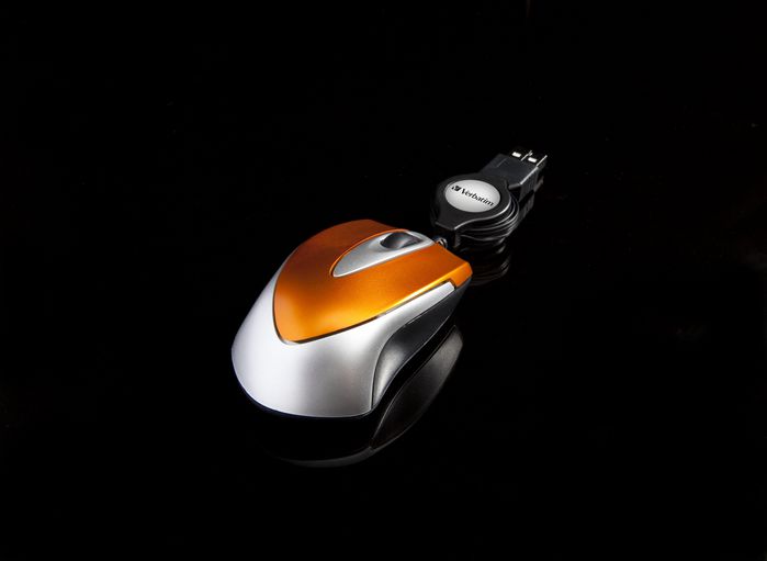 Verbatim Souris Optique de Voyage USB Go Mini Portable 1000 DPI avec Cable Retractable - Pour Droitiers/Gauchers - Orange Volcanique