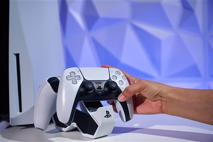 Power A 1522855-01 Station de Charge Double Officielle pour Manette DualSense PlayStation 5 - Charge et Exposition Deux Manettes Sans Fil