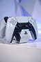 Power A 1522855-01 Station de Charge Double Officielle pour Manette DualSense PlayStation 5 - Charge et Exposition Deux Manettes Sans Fil
