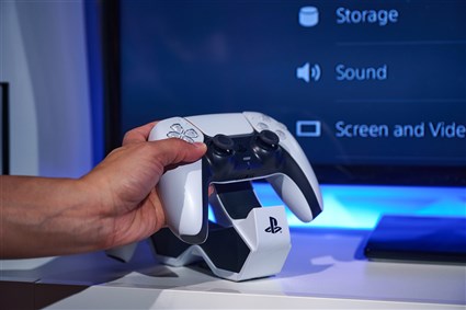 Power A 1522855-01 Station de Charge Double Officielle pour Manette DualSense PlayStation 5 - Charge et Exposition Deux Manettes Sans Fil