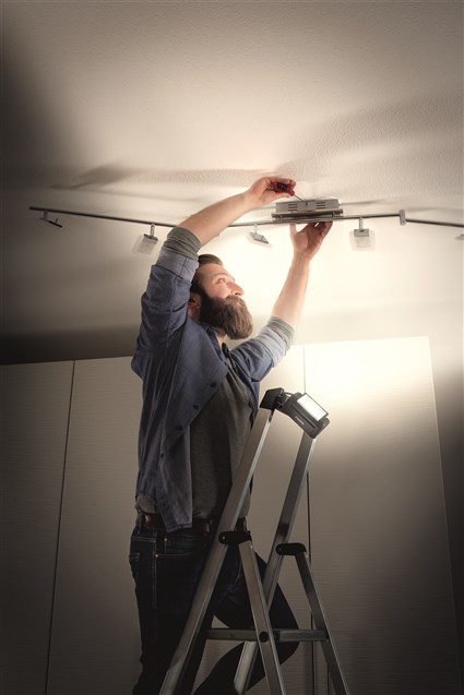Varta 17648101421 - Lampe de travail LED flexible avec aimant et crochet, étanche, 3 piles AA, éclairage d'atelier