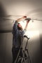 Varta 17648101421 - Lampe de travail LED flexible avec aimant et crochet, étanche, 3 piles AA, éclairage d'atelier