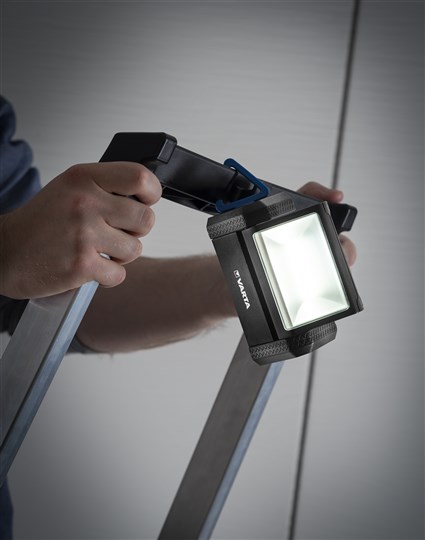 Varta 17648101421 - Lampe de travail LED flexible avec aimant et crochet, étanche, 3 piles AA, éclairage d'atelier