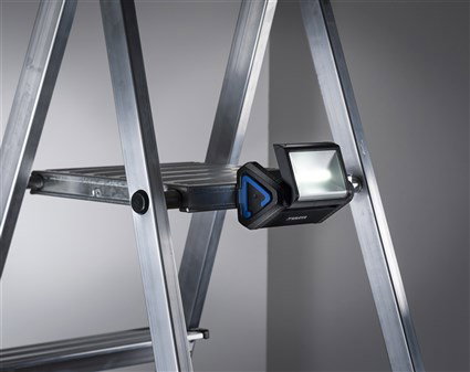 Varta 17648101421 - Lampe de travail LED flexible avec aimant et crochet, étanche, 3 piles AA, éclairage d'atelier