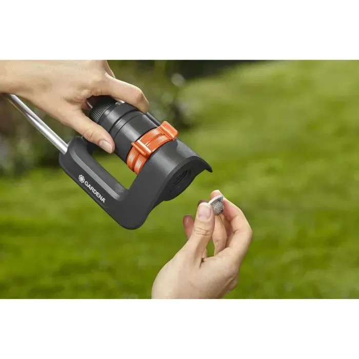 Gardena Aqua S - Arroseur oscillant pour surface jusqu'à 220 m², portée 17 m, résistant UV et gel