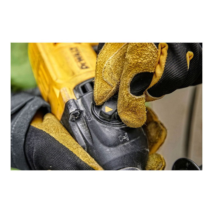 DEWALT D25033K Marteau perforateur combiné léger 710W SDS-Plus DEWALT D25033K Marteau perforateur combiné léger 710W SDS-Plus