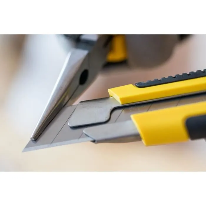 Stanley 0-10-425 - Cutter bimatière Dynagrip 25 mm avec lame sécurisée et molette crantée - 7 segments de lame Stanley 0-10-425 - Cutter bimatière Dynagrip 25 mm avec lame sécurisée et molette crantée - 7 segments de lame