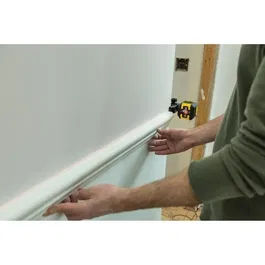 Stanley STHT77498-1 Niveau Laser Croix Rouge avec Mise à Niveau Automatique, Blocage du Pendule, Double Filetage 1/4", Portée 12m, IP50