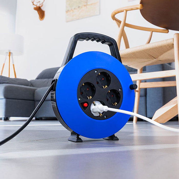 Edm Enrouleur de câble 10m 3G1mm² 4 prises Schuko avec protection thermique - bleu/noir Edm Enrouleur de câble 10m 3G1mm² 4 prises Schuko avec protection thermique - bleu/noir