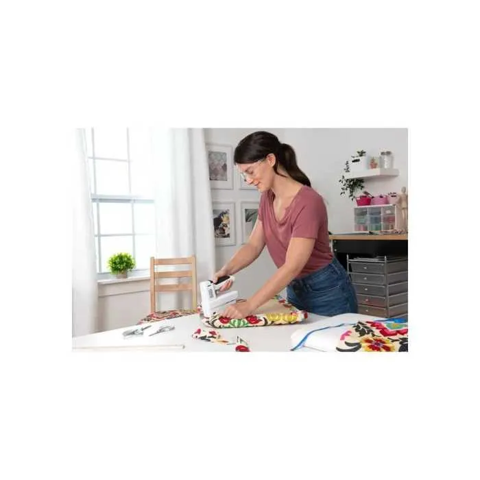 Black+Decker BCN115-XJ Agrafeuse et Cloueuse sans fil 3.6V, Batterie Li-ion 1.5 Ah, Chargement USB Type C, Lampe LED, avec 500 clous F15 et 500 agrafes TBC Black+Decker BCN115-XJ Agrafeuse et Cloueuse sans fil 3.6V, Batterie Li-ion 1.5 Ah, Chargement USB Type C, Lampe LED, avec 500 clous F15 et 500 agrafes TBC