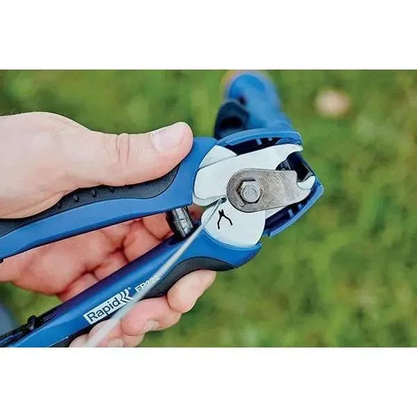 Rapid Pince à grillage FP222 avec chargeur 50 agrafes VR22 pour pose de clôture, coupe-fil Ø2mm, diamètre 5-11mm