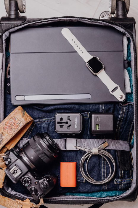 Verbatim Adaptateur de Voyage Universel avec Ports USB-C PD 20W et USB-A QC 3.0 - Charge Rapide 3 en 1 pour Plus de 180 Pays
