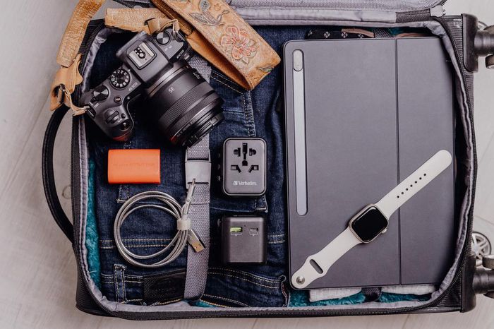 Verbatim Adaptateur de Voyage Universel avec Ports USB-C PD 20W et USB-A QC 3.0 - Charge Rapide 3 en 1 pour Plus de 180 Pays