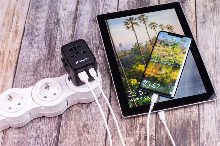 Verbatim Adaptateur de Voyage Universel avec Ports USB-C PD 20W et USB-A QC 3.0 - Charge Rapide 3 en 1 pour Plus de 180 Pays